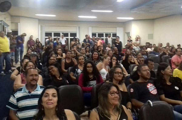 Professores vestem preto durante sessão da Câmara dos vereadores