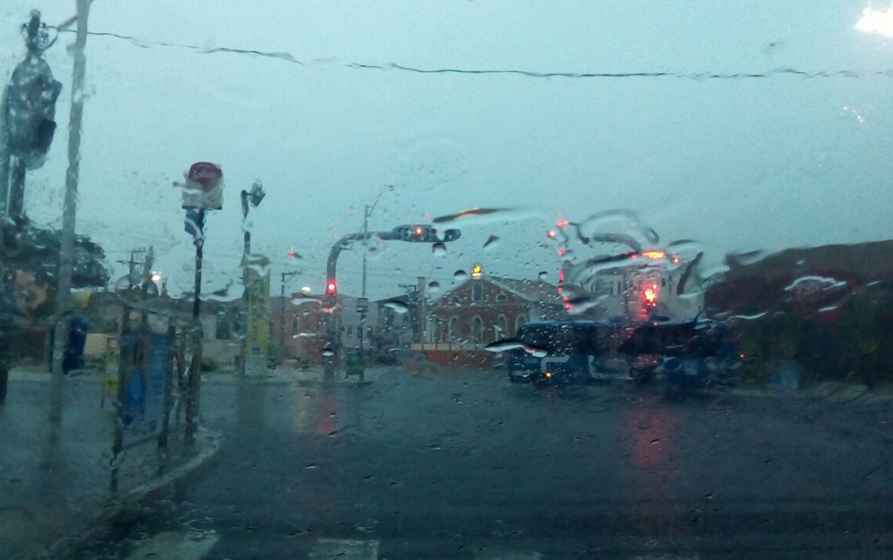Chove em Salvador e faz frio no Sudoeste baiano