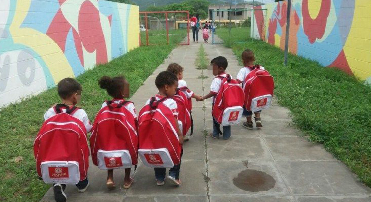 As mochilas Gigantes de Jequié condenadas por ortopedistas e pela sociedade