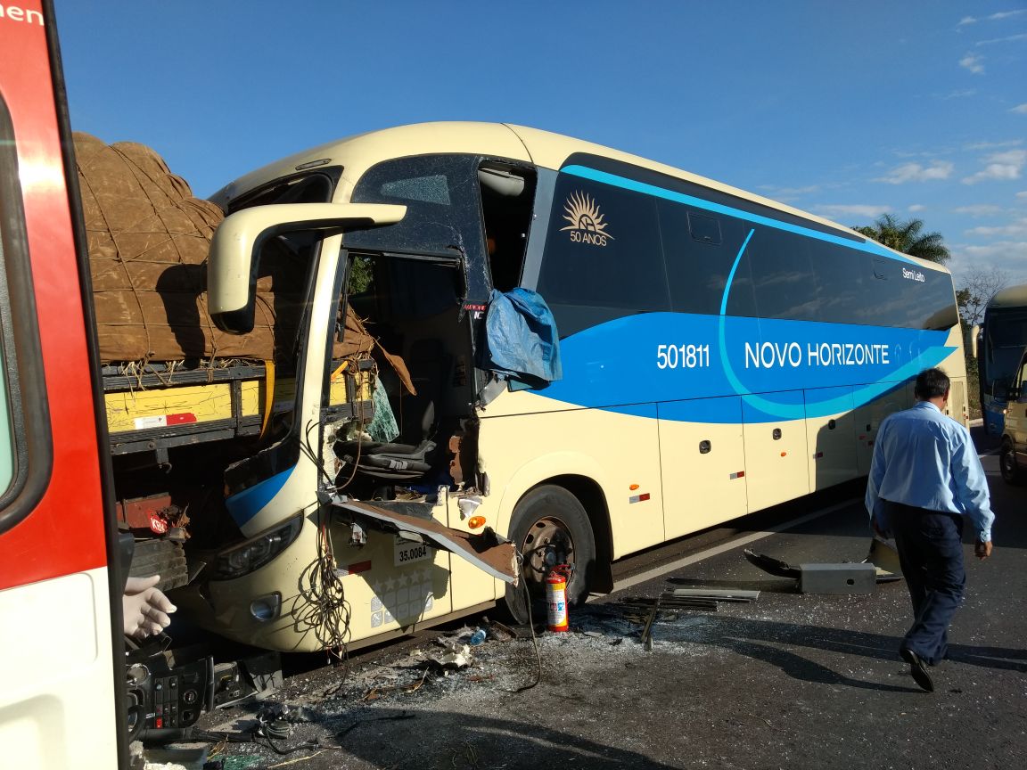 Motorista dorme ao volante e provoca acidente com ônibus