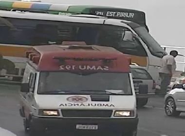 Van escolar e ônibus se chocam em Salvador e deixa vários feridos