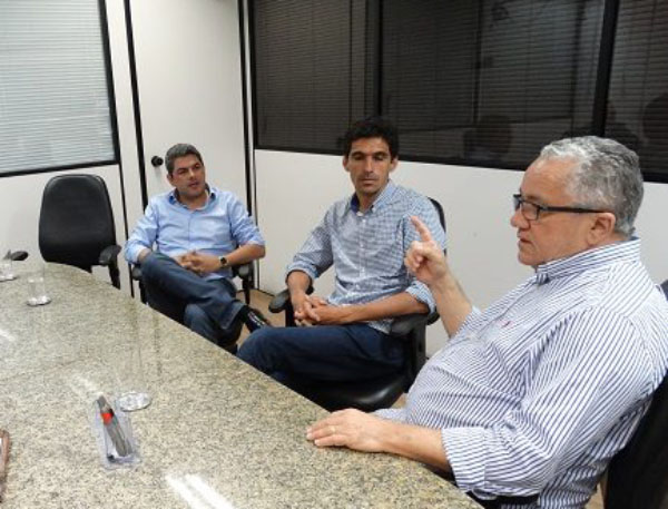O prefeito de Poções se aproxima do governo da Bahia na tentativa de barrar cassação
