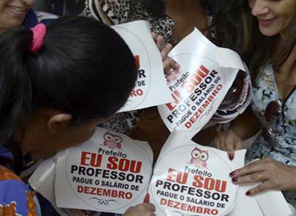 Prefeito não paga e professores da rede municipal de ensino entram em greve
