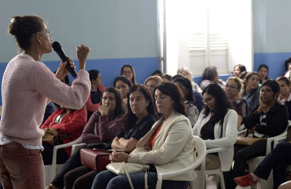 Professores decidem em assembleia a manutenção da greve