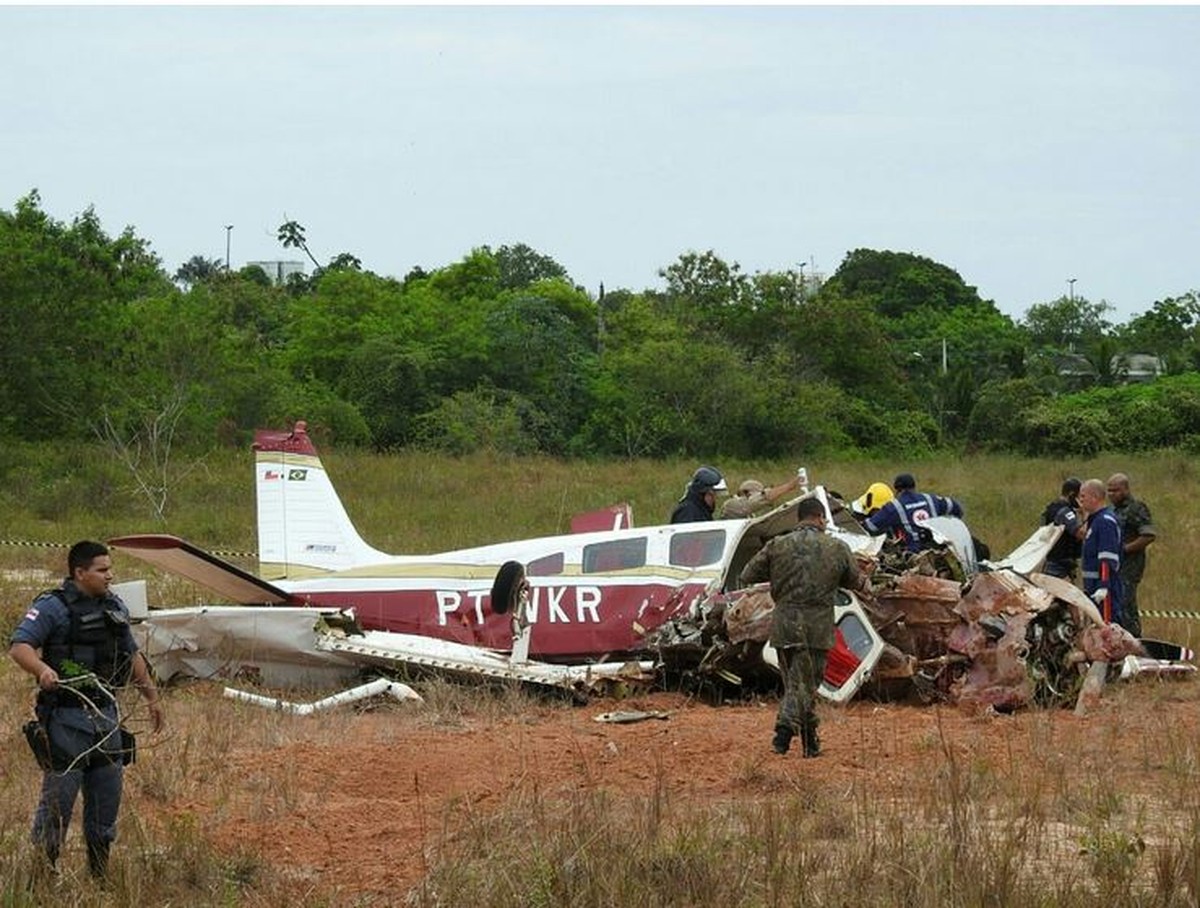 Três morrem em queda de avião 