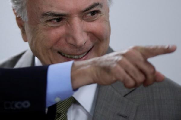 Temer escapa das grades da cela