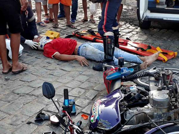 Ônibus escolar se choca com moto e deixa um ferido grave