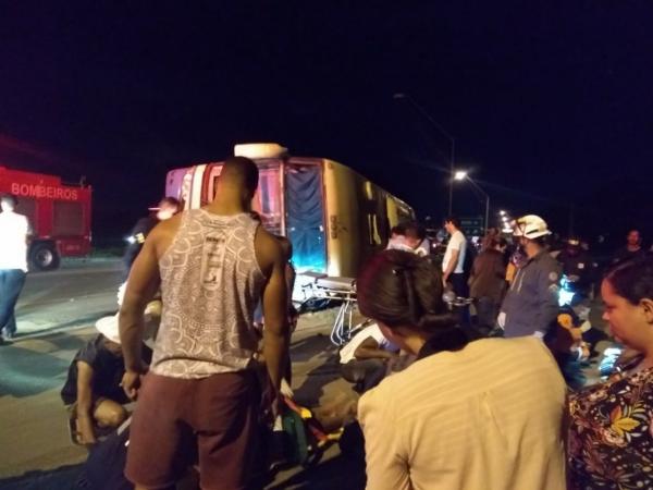 Ônibus da Novo Horizonte tomba em Vitoria da Conquista
