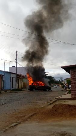 Carro explode no bairro do Tigre em Poções