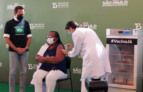 A enfermeira Monica Calazans de 54 anos recebe a primeira dose da Vacina CORONAVAC em Sao Paulo