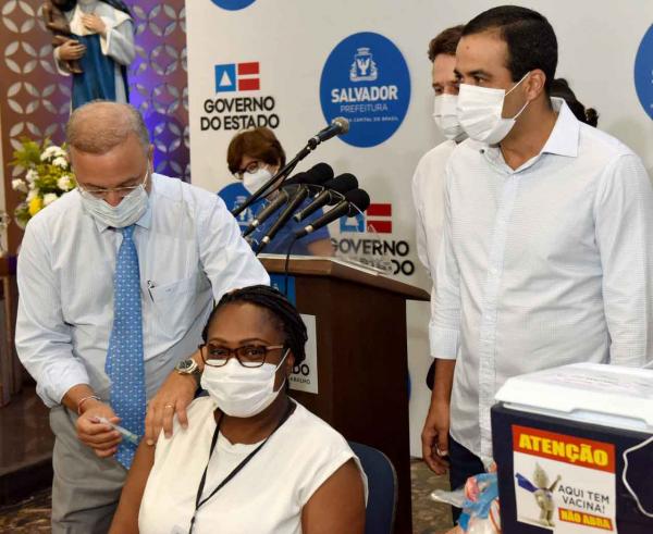 Poções aplica a primeira dose de vacina contra a COVID-19