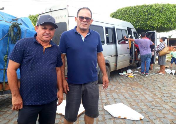 Bandidos assaltam van na BR 251