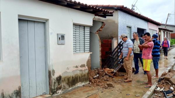 Casas desabem em Caetanos