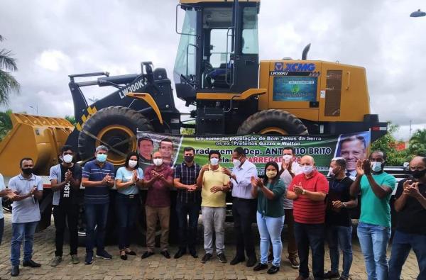 Festa no Segredo ao receber uma Pá Carregadeira