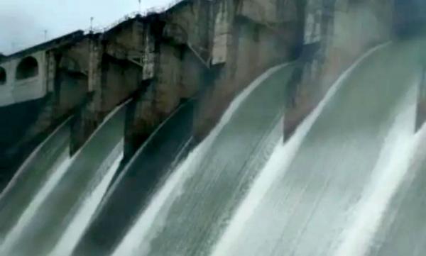 Rio de Contas sobe e causa inundação em Jequié.