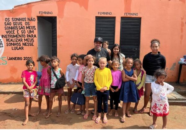 Expedição leva pizza e hambúrguer para crianças do sertão do Pernambuco e Piauí.
