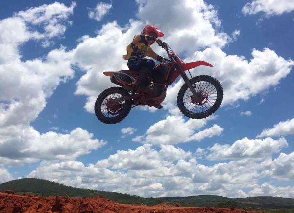 Piloto testa a pista de Motocross no Teixeirão